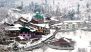 Kashmir Snowfall: Life Remains Disrupted for Second Day Due to Heavy Snowfall Across Valley; Highways, Flights Shut, Locals Help Stranded Tourists (Watch Videos)