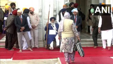 Sukhbir Singh Badal’s Indictment by Akal Takht: Shiromani Akali Dal Leader Performs ‘Sewadar’ Duty at Golden Temple, Others Clean Washrooms