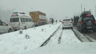 Snowfall in Jammu and Kashmir: Heavy Snowfall Disrupts Life in Valley, Hundreds Stranded on Jammu-Srinagar National Highway in Pir Panjal Tunnel (Watch Videos)