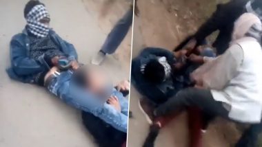 Amroha: Jilted Lover Attempts To Strangulate Young Girl in Middle of the Road, People Rescue Her (Disturbing Video)