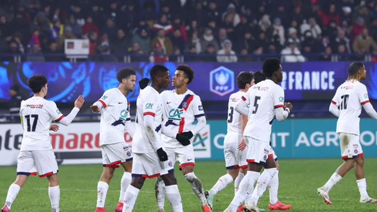 Lyon Loses Penalty Shootout to Amateur Team in French Cup 2024-25, PSG Avoids Upset    