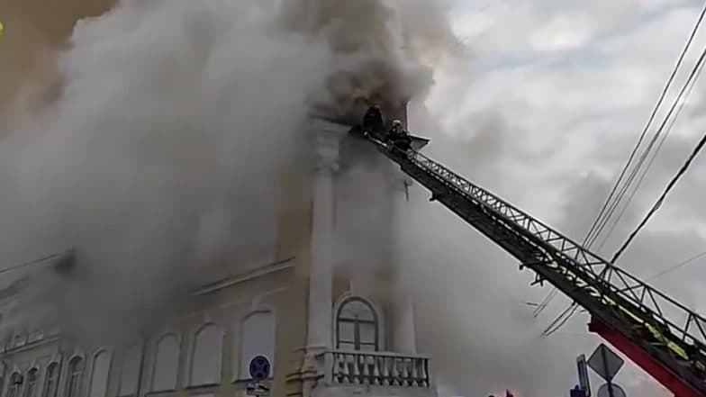 Russia Military Hospital Fire: Blaze Engulfs Top Floor of Hospital in Tula, Evacuations Underway (Watch Videos)