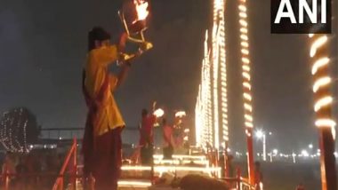 India News | Prayagraj: Priests Perform Ganga Aarti at Sangam Ghat with Chants of Hymns, Lighting of Oil Lamps