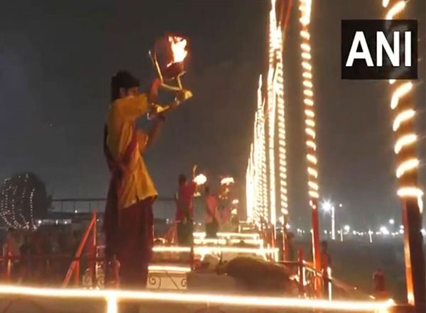 India News | Prayagraj: Priests Perform Ganga Aarti at Sangam Ghat with Chants of Hymns, Lighting of Oil Lamps