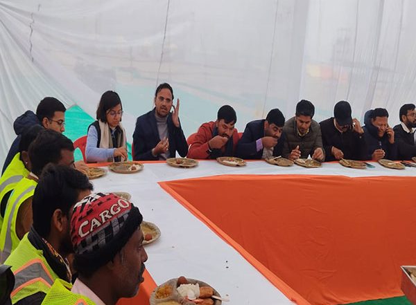 India News | Maha Kumbh 2025: Officials Join 'Swachhata Mitras' During Mass Feast, Vow to Make 'Swachh Maha Kumbh' Successful