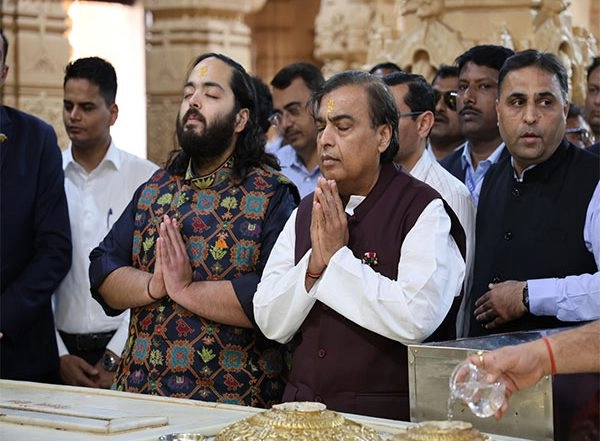 Entertainment News | Mukesh Ambani, Anant Ambani Offer Prayers at Somnath Temple in Gujarat