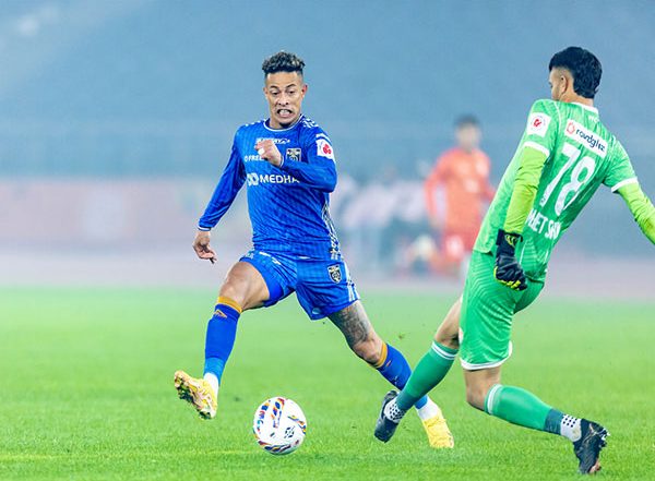 Sports News | Nine Men Kerala Blasters FC Dig Deep to Return to Winning Ways over Shorthanded Punjab FC
