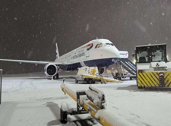 World News | Heavy Snowfall Affects Air Travel in UK, Germany