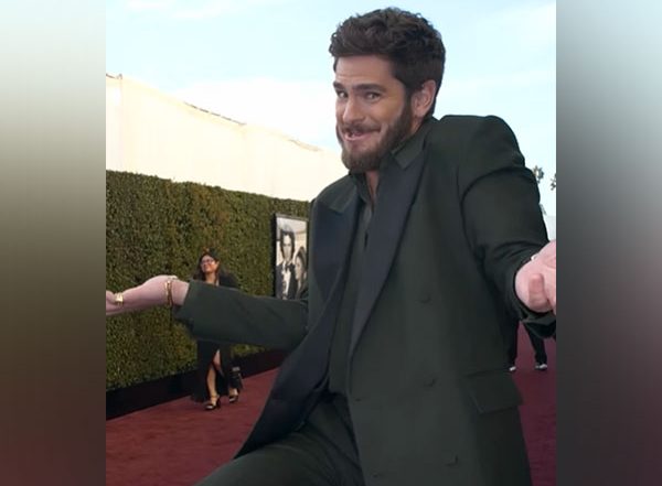 Entertainment News | Golden Globes 2025: Andrew Garfield Spotted in Fun Mood on Red Carpet