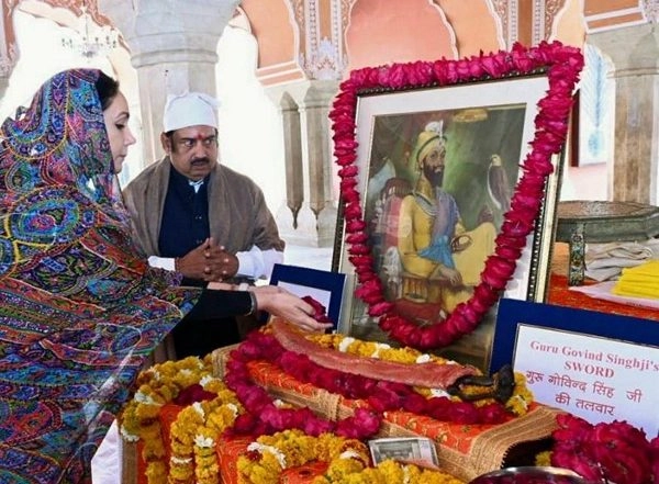 India News | Rajasthan Deputy Chief Minister Diya Kumari Pays Floral Tributes to Guru Gobind Singh on His Birth Anniversary