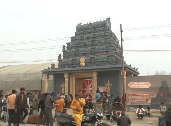 India News | Mahakumbh 2025: Tirupati Balaji 'Gopuram' Style Pandals Built for Devotees