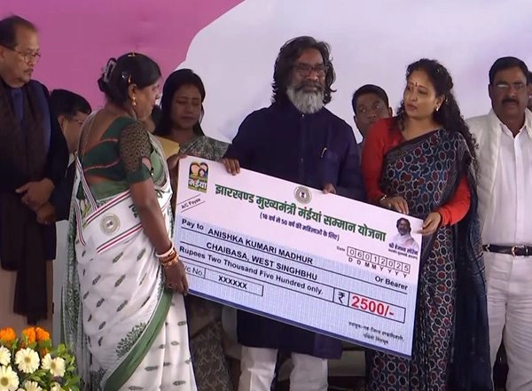 India News | Jharkhand CM Soren Distributes First Instalment of Rs 2500 Under Maiya Samman Yojana