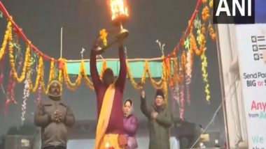 India News | Prayagraj: Ram Ghat Lights Up with 'Sandhya Aarti' as Devotees Gather in Large Numbers Ahead of Maha Kumbh