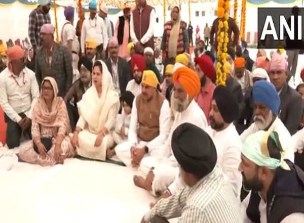 India News | MP: CM Mohan Yadav Pays Obeisance at Gurudwara in Bhopal on Prakash Parv of Guru Gobind Singh