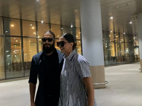 Entertainment News | Deepika-Ranveer Spotted at Mumbai Airport, Happily Pose for Paps | LatestLY