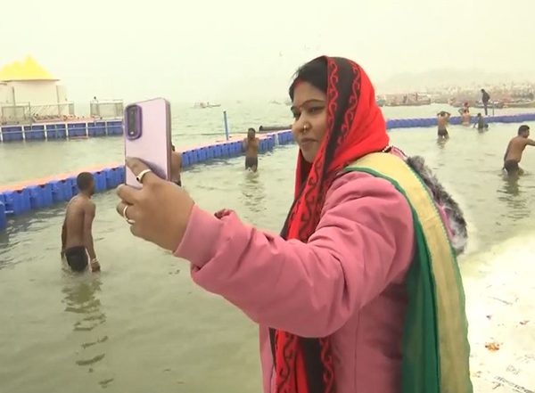 Maha Kumbh Mela 2025: Devotees Bring Digital Darshan of Triveni Sangam to Elderly Relatives in Prayagraj for Mahakumbh Mela