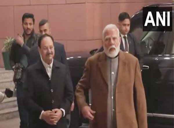 India News | PM Modi Interacts with Journalists Outside BJP Headquarters; Advises Them to Stay Warm in Winter
