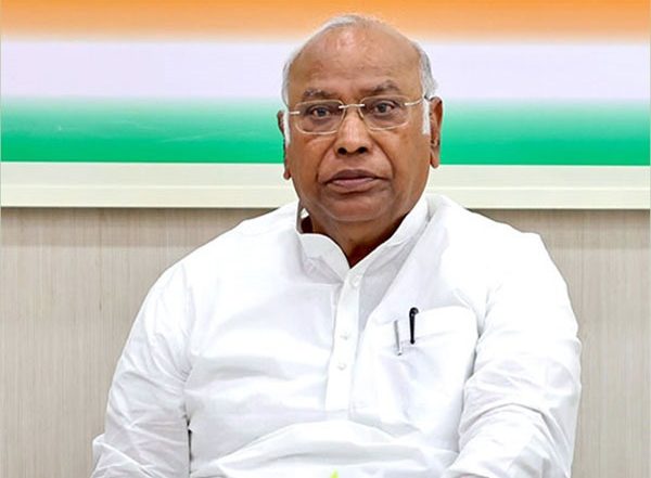 India News | Congress Chief Mallikarjun Kharge Pays Tribute to Lal Bahadur Shastri on 59th Death Anniversary