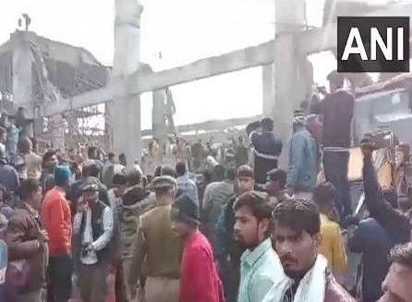 India News | Under-construction Lintel Collapses at Kannauj Railway Station; 23 Rescued, Three Seriously Injured