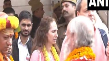 India News | Wife of Steve Jobs and Kailashanand Giri Maharaj Visit Kashi Vishwanath Temple in Varanasi