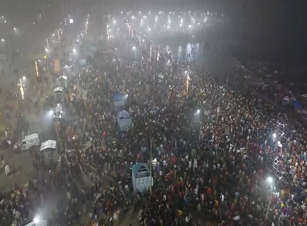 India News | Maha Kumbh 2025: Devotees Gather for 'Snan' on Paush Purnima at Triveni Sangam