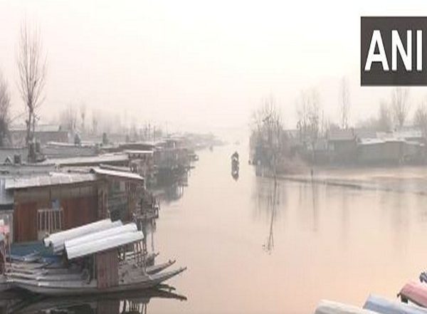 India News | Srinagar: Thin Layer of Ice Forms on Dal Lake as Cold Wave Continues to Engulf Kashmir