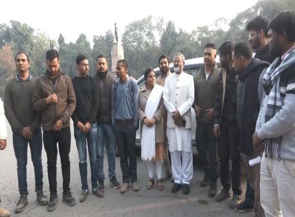 India News | Bihar Governor Meets BPSC Aspirants, Urges Prashant Kishor to End Fast-unto-death