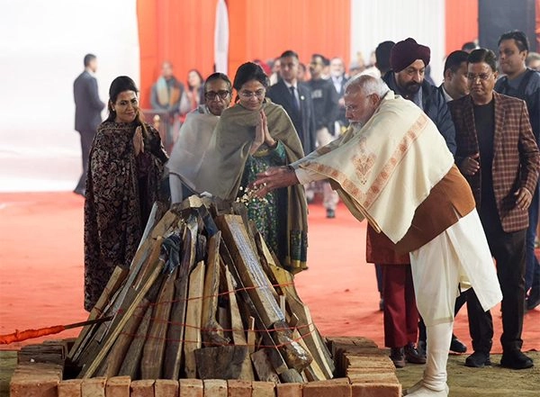India News | PM Modi Takes Part in Lohri Celebrations in Delhi's Naraina, Says Festival Symbolises Renewal and Hope