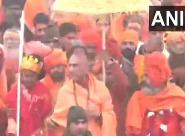 India News | Maha Kumbh 2025: Swami Avdheshanand of Juna Akhara, Proceeds for First Amrit Snan at Sangam