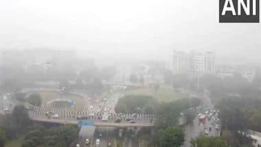 India News | Temperatures Plummet Across North India, People Wake Up to Light Rain in Delhi