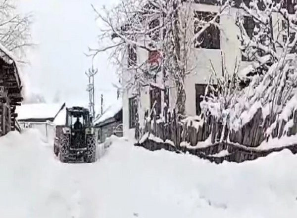 India News | J-K: Restoration Work Underway at Gurez-Bandipora Road and Dawar-Tulail Road, Closed Due to Snowfall