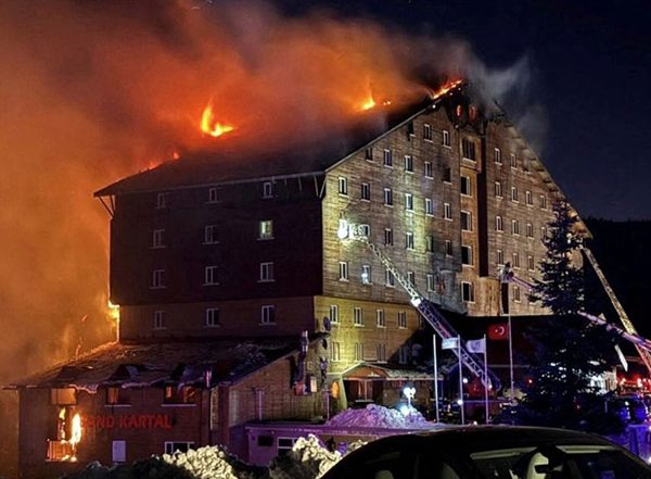 World News | Turkiye: At Least 10 People Killed, 32 Others Injured After Fire Erupts at Ski Resort Hotel