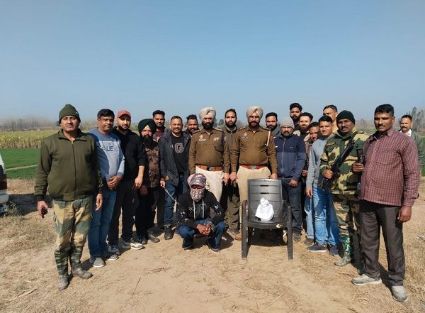 India News | BSF, STF Thwart Drug Smuggling Attempt at Amritsar Border, One Held