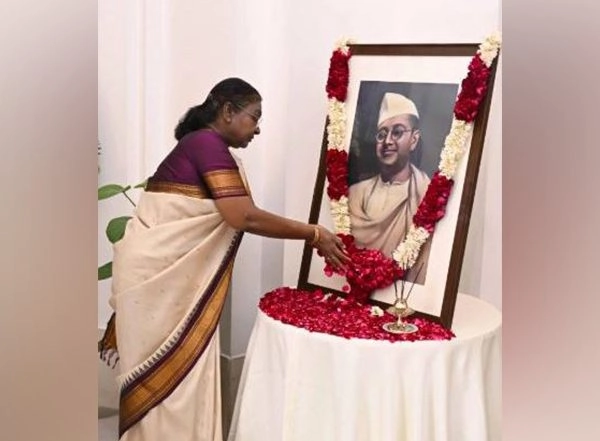 India News | President Murmu Pays Floral Tributes to Netaji Subhas Chandra Bose on His Birth Anniversary