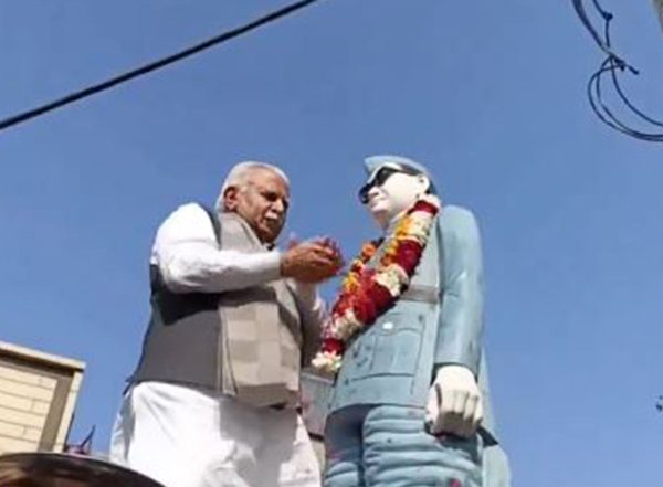 India News | Union Minister Manohar Lal Khattar Pays Floral Tribute to Netaji Subhas Chandra Bose on His Birth Anniversary