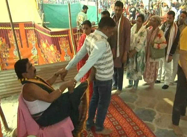India News | A Remarkable Feat, Artatrana Baba Cures People with a Touch of His Feet