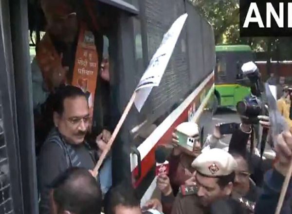 India News | Delhi Police Detain BJP Virendraa Sachdeva & Others for Protesting Against Ambedkar Statue Vandalism in Amritsar