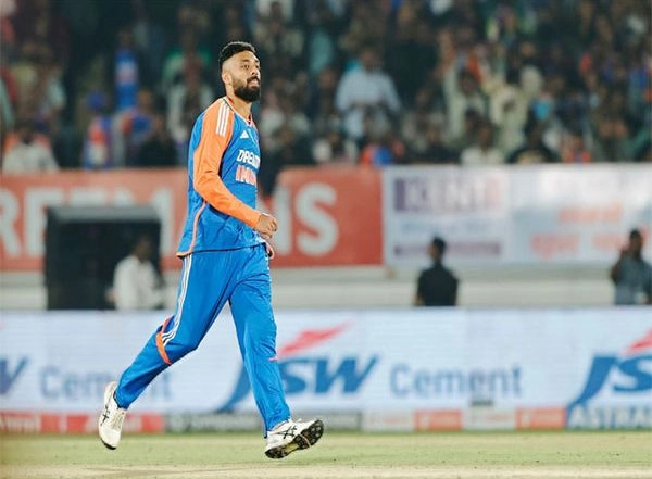 Sports News | Varun's Fifer Helps India Restrict England to 171/9 in 3rd T20I, Duckett Scores Fifty