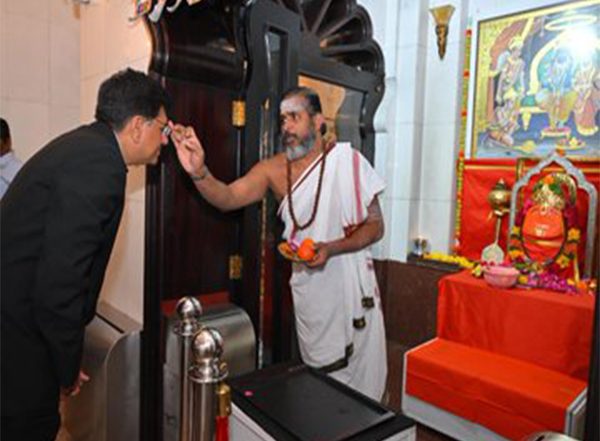 World News | Union Minister Piyush Goyal Visits Shiva Temple in Muscat