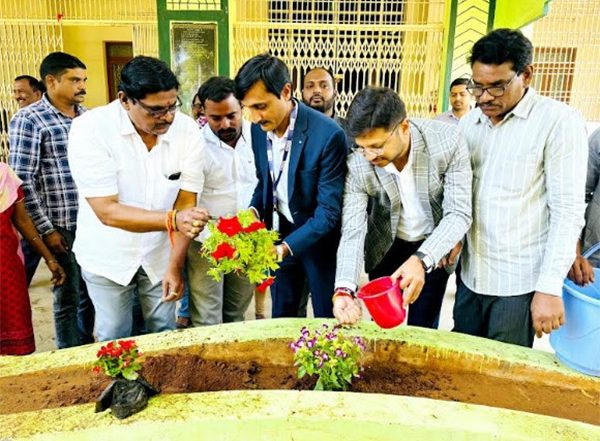 Business News | Axis Max Life Plants 7,000+ Saplings Across 35 Cities by 1,700 Volunteers