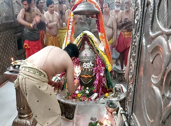 India News | MP: Special Bhasma Aarti Performed at Mahakaleshwar Temple in Ujjain on Mauni Amavasya, Devotees Take Holy Dip in Kshipra River