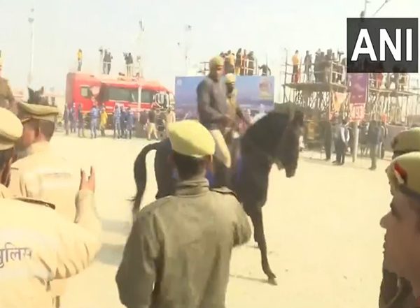 India News | DIG Maha Kumbh Orders Horse-mounted Police to Clear Triveni Sangam Ghat