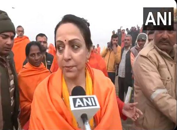 Entertainment News |  Maha Kumbh: Hema Malini Takes Holy Dip in Sangam on Mauni Amavasya