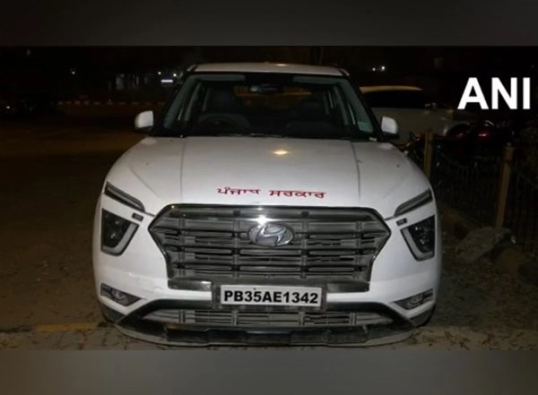 India News | Punjab Govt Issues Clarification After Delhi Police Seizes Cash, Liquor from Car with 'Punjab Sarkar' Written on It