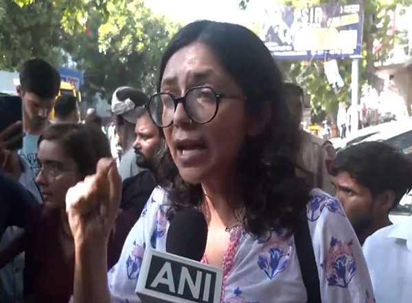 India News | Delhi Polls: MP Swati Maliwal Visits Vikaspuri, Speaks to Locals About Hygiene Conditions