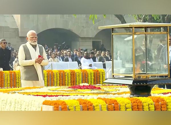 India News | PM Modi Pays Tribute to Mahatma Gandhi on Death Anniversary, Leaders Follow at Raj Ghat