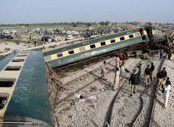 World News | Pakistan: Three Coaches of Karachi-bound Shalimar Express Derail Near Shahdara in Lahore