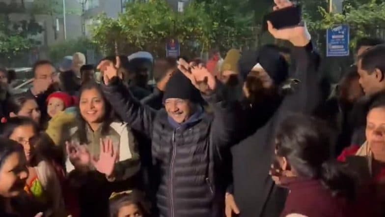 Arvind Kejriwal Lohri Celebration: AAP Leader Celebrates Lohri With People in Delhi, Performs Bhangra to Punjabi Songs; Video Goes Viral