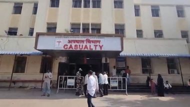 Bull Attack in Chhatrapati Sambhajinagar: Bull Attacks Students in Maharashtra After Entering School During Mid-Break, Several Children Injured (Watch Video)