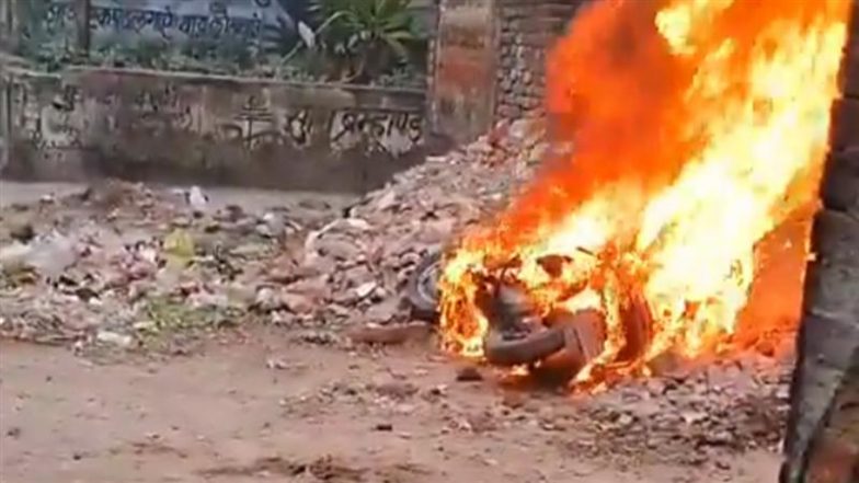 Kanpur: Man Sets Scooty on Fire After It Fails to Start in Uttar Pradesh, Police Investigate As Video Goes Viral